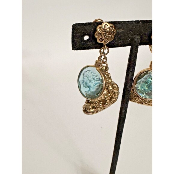 Vintage Accessocraft NYC Blue Cameo Dangle Earrings Goldtone Screwback Signed - Picture 3 of 12
